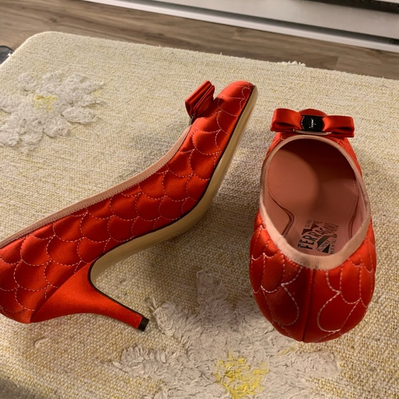 Brand new never worn Ferragamo red silky heels 7B - Picture 6 of 7
